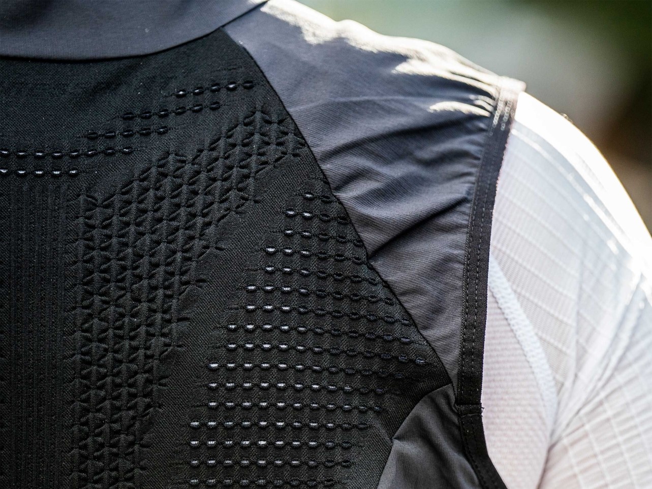 COMPRESSPORT HURRICANE WINDPROOF VEST BLACK