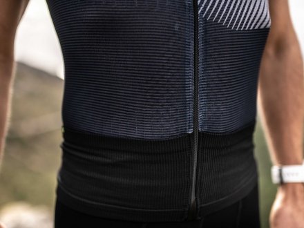 COMPRESSPORT TRAIL POSTURAL SS TOP black